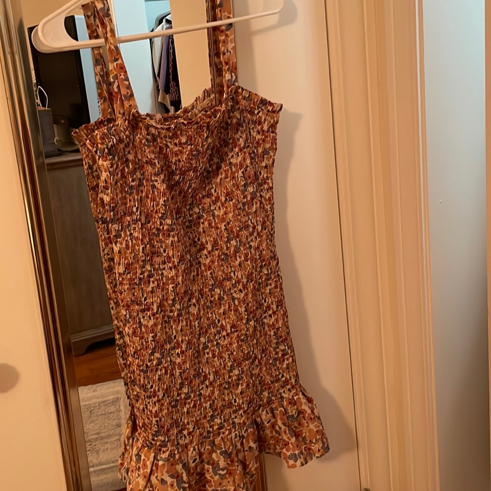 Gathered Floral print dress with ruffle on the bottom, no zippers